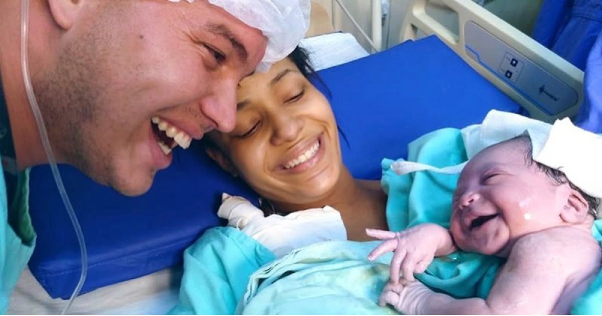 Ką tik gimęs kūdikis plačiai nusišypsojo, kai tik atpažino tėvo balsą 