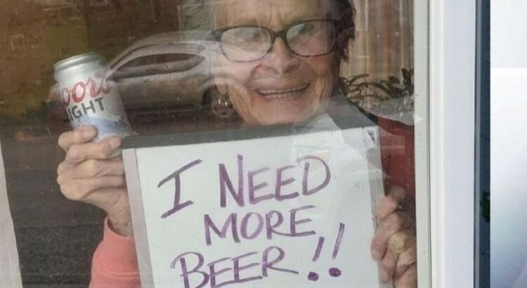 Senolė ant lango užkabino ženklą “Man reikia daugiau alaus”. Kitą dieną ji sulaukė netikėto skambučio į duris