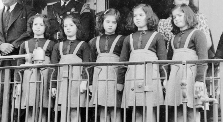 5 identiškos seserys vaikystėje buvo pasaulio dėmesio centre, tačiau sulaukusios pilnametystės jos atskleidė žiaurią tiesą apie jų gyvenimus