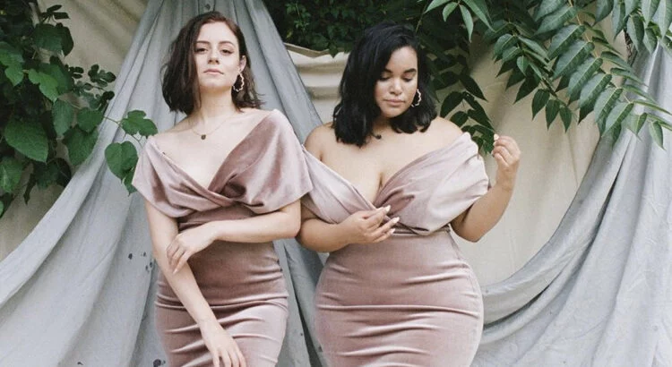 Dvi skirtingo sudėjimo draugės demonstruoja madas internete ir parodo, kaip stilingai gali atrodyti įvairių formų merginos