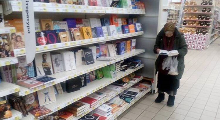 Senutė jau 15 metų ėjo į tą pačią parduotuvę ir skaitė knygas, kurių niekada nepirko. Vieną dieną vadovas nusprendė pagaliau kažką padaryti dėl moters įpročio