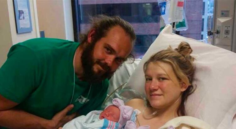 Moteris pagimdė tris sveikas mergaites, tačiau ligoninės personalas apstulbo, kai pirmą kartą pamatė trynukių veidus