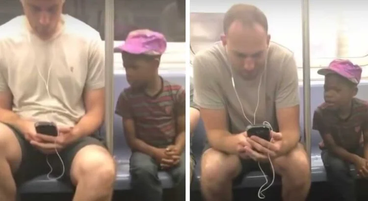 Vyras pajuto, kad į jo telefoną spokso šalia sėdintis nepažįstamas berniukas. Po akimirkos vyras padarė tai, kas pribloškė visus metro keleivius