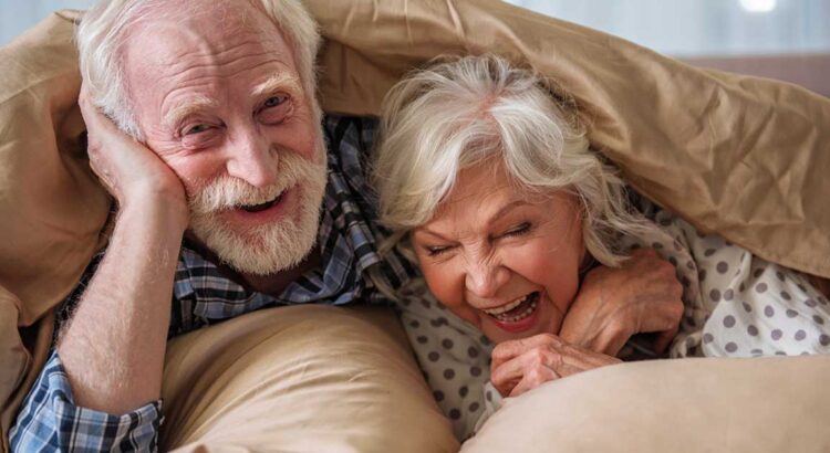 50 metų susituokusi pora gulėjo lovoje, kai vienu metu žmona pajuto malonius vyro prisilietimus. Tačiau viskas baigėsi ne taip, kaip tikėjosi moteris...