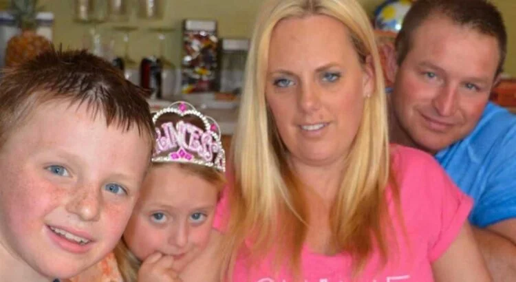 Dviejų vaikų mama šypsosi prieš kamerą, tačiau visi pašiurpsta sužinoję, kokį košmarą jai teko išgyventi prieš daugiau nei 10 metų